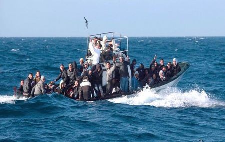 ВМС Италии спасли более 200 нелегальных эмигрантов - ảnh 1